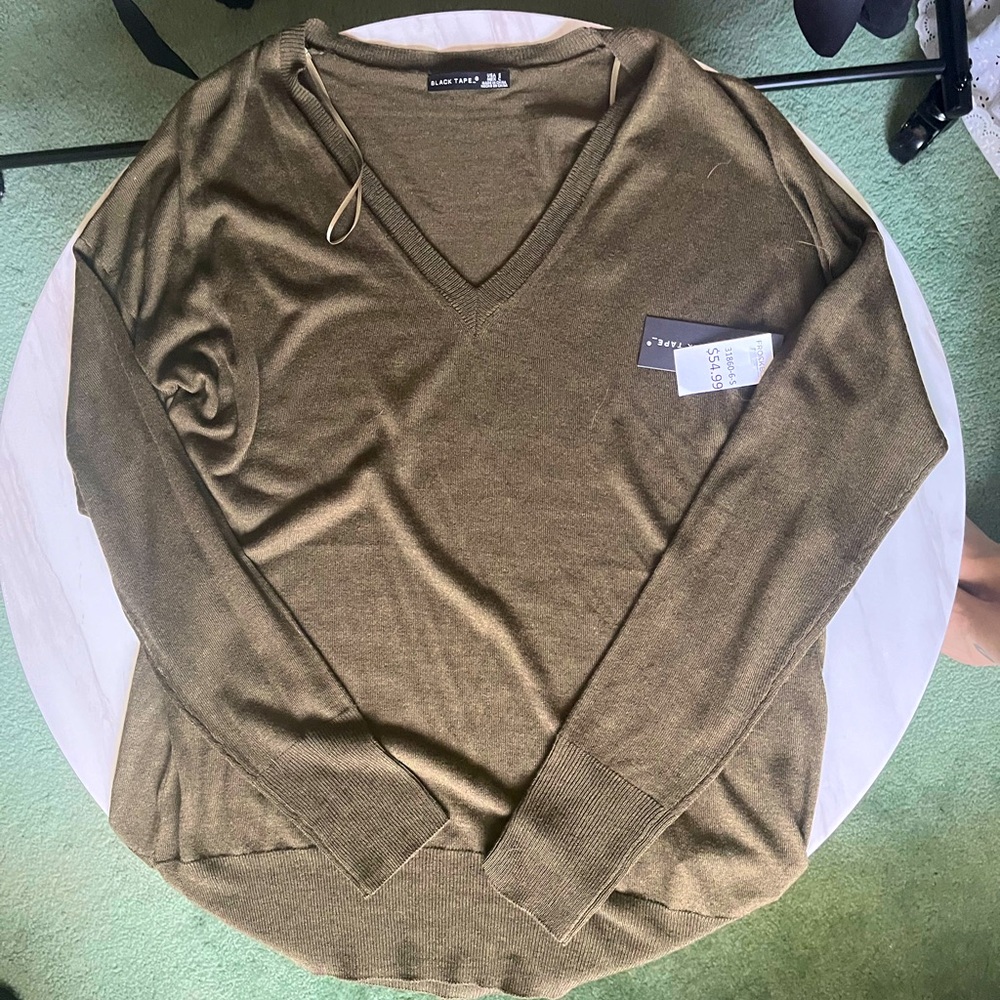 🏷️2/$20 - NWT Black Tape_ - Oversized Olive V Neck Sweater - Size S